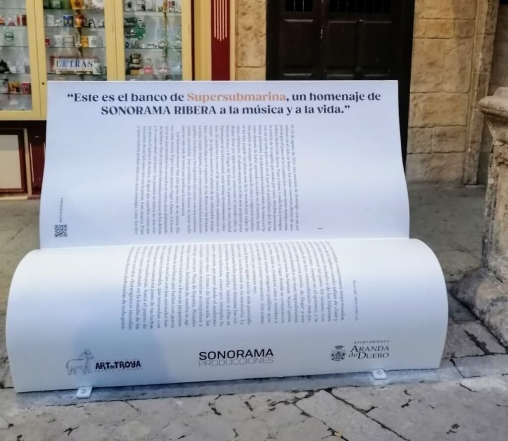 La Plaza del Trigo de Aranda ya tiene el banco homenaje a Supersubmarina