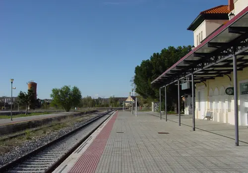 Andén sin trenes de la Estación de tren del Montecillo (Aranda de Duero)